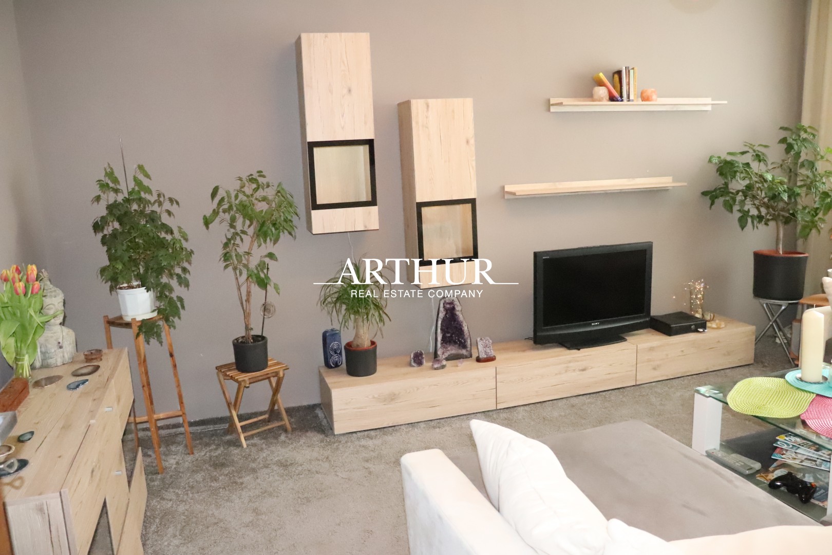 Predaj svetlý 2-izbový byt, pekný výhľad, čiastočná rekonštrukcia picture