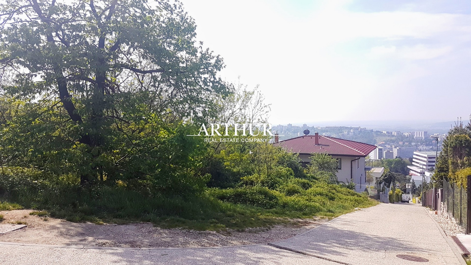 Predaj slnečného stavebného pozemku s krásnym výhľadom na Bratislavu picture