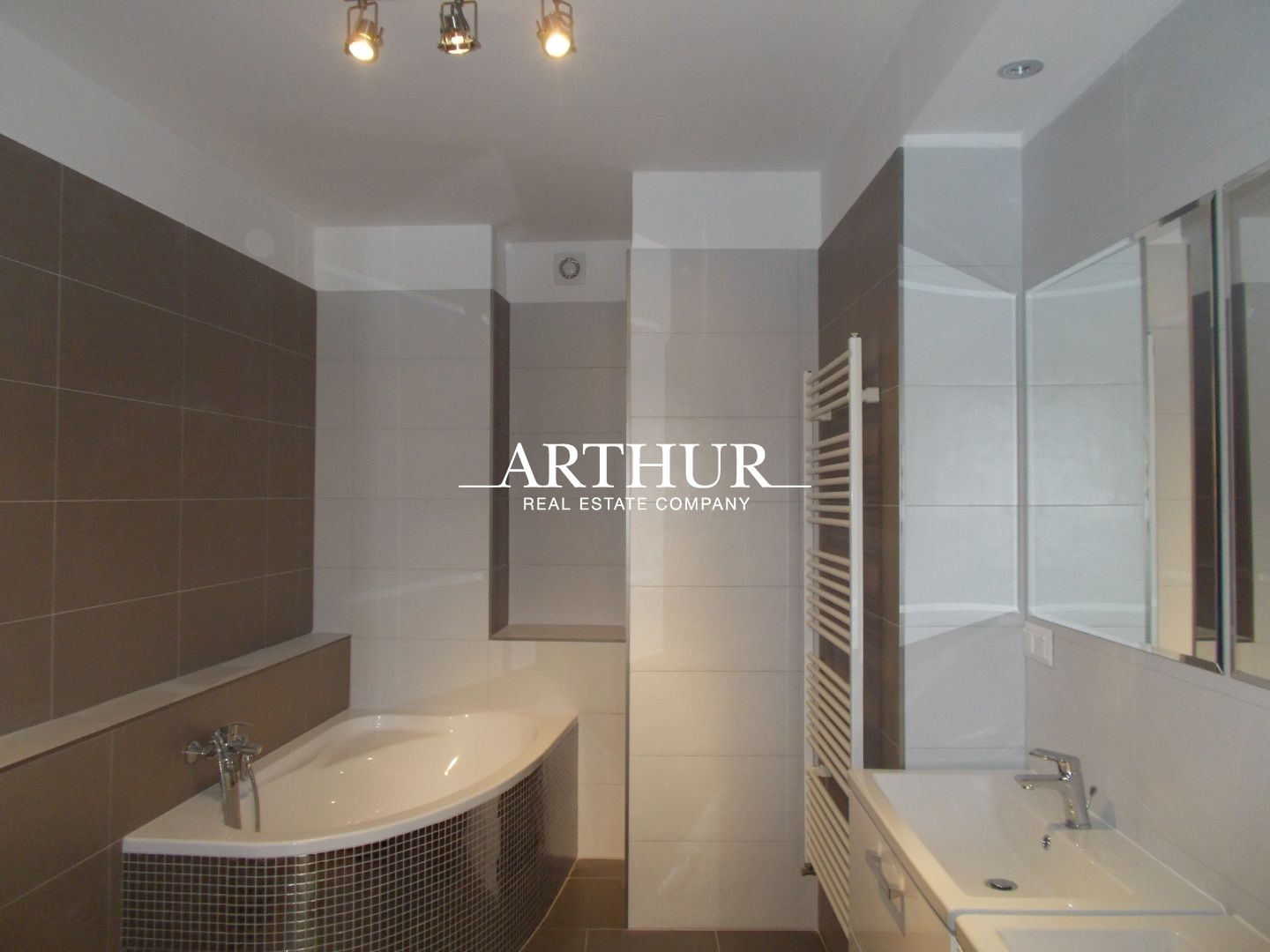 3izb.byt, 70m2, centrum BA, Laurinská ul., tehla, 4p., výťah, klimatizácia picture